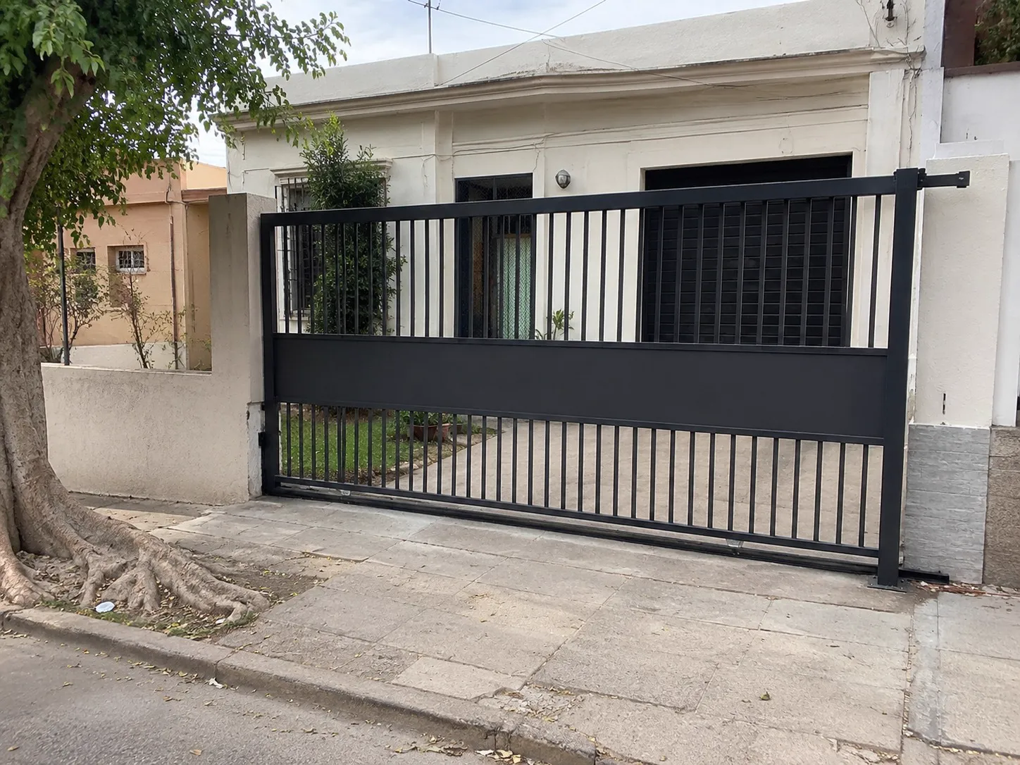 Portón corredizo fabricado e instalado por Grupo AM
