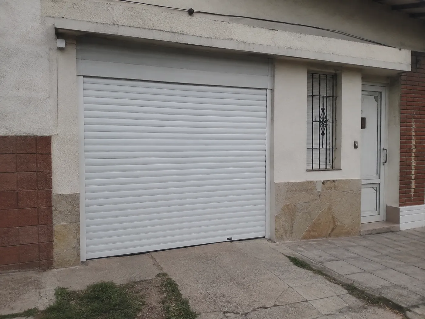 Cortina de enrollar para garaje fabricado e instalado por Grupo AM — foto 2 de 3