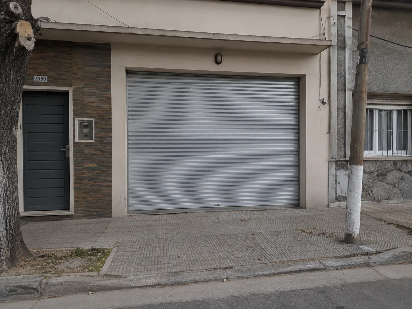 Cortina de enrollar para garaje — trabajo de metalúrgica en Uruguay
