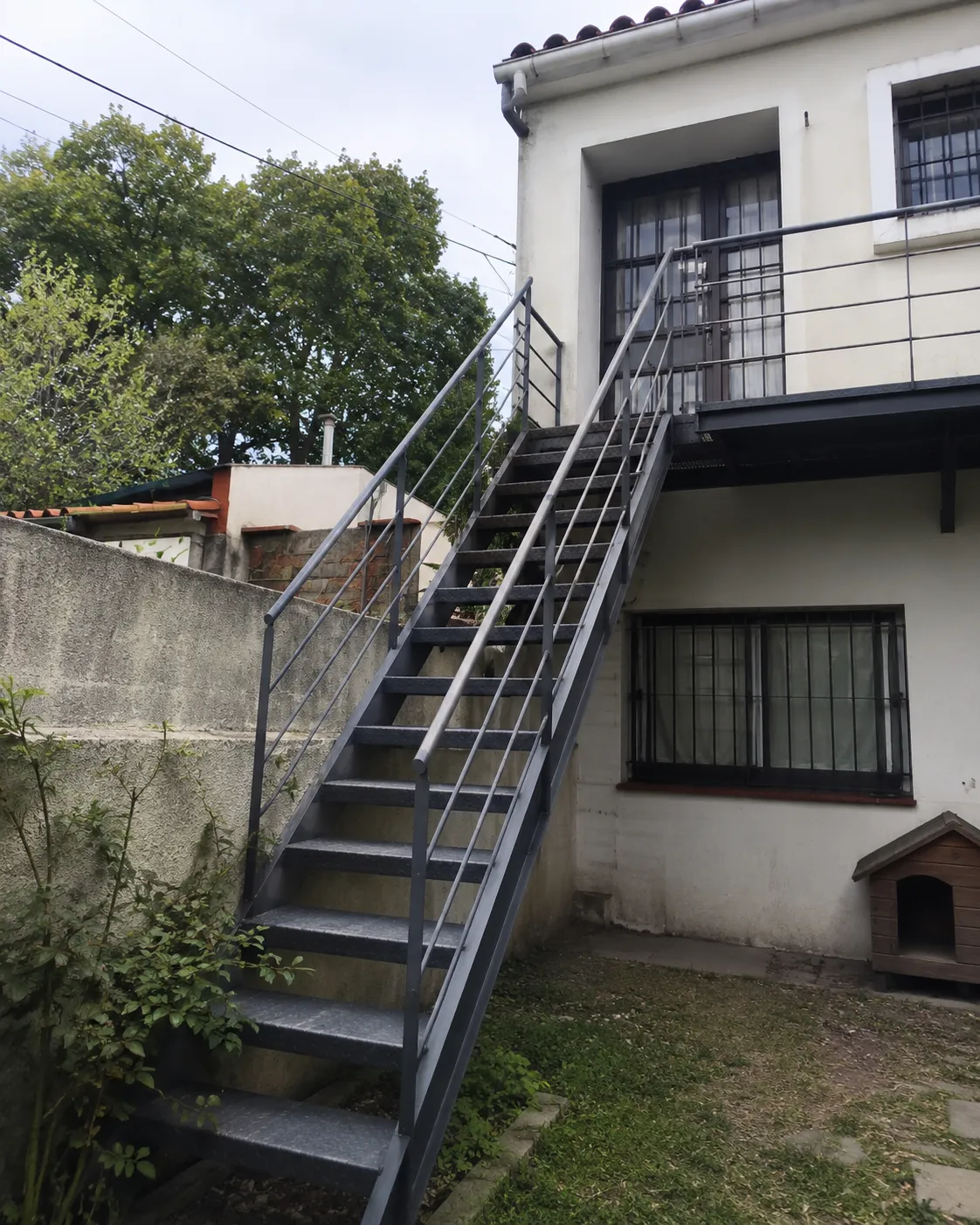 Escalera metálica exterior — trabajo de metalúrgica en Uruguay