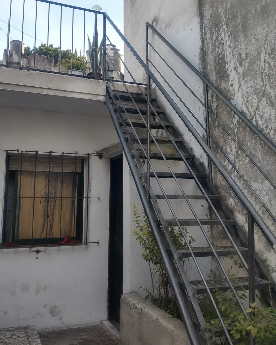 Escalera metálica exterior fabricado e instalado por Grupo AM — foto 3 de 4