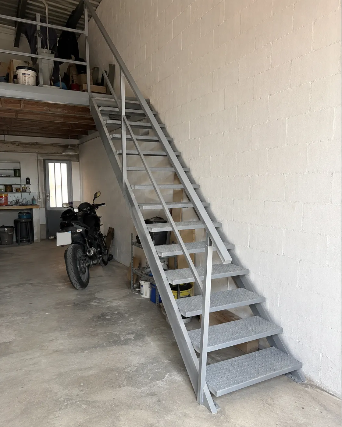Escalera metálica interior fabricado e instalado por Grupo AM — foto 3 de 3