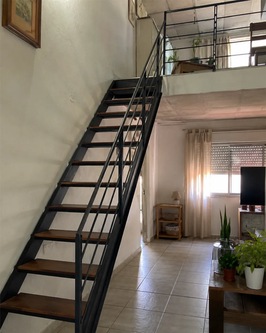 Escalera metálica interior — trabajo de metalúrgica en Uruguay