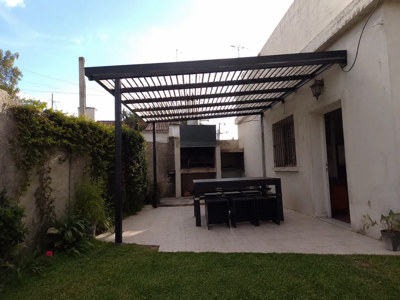 Pérgola metálica para patio — trabajo de metalúrgica en Uruguay