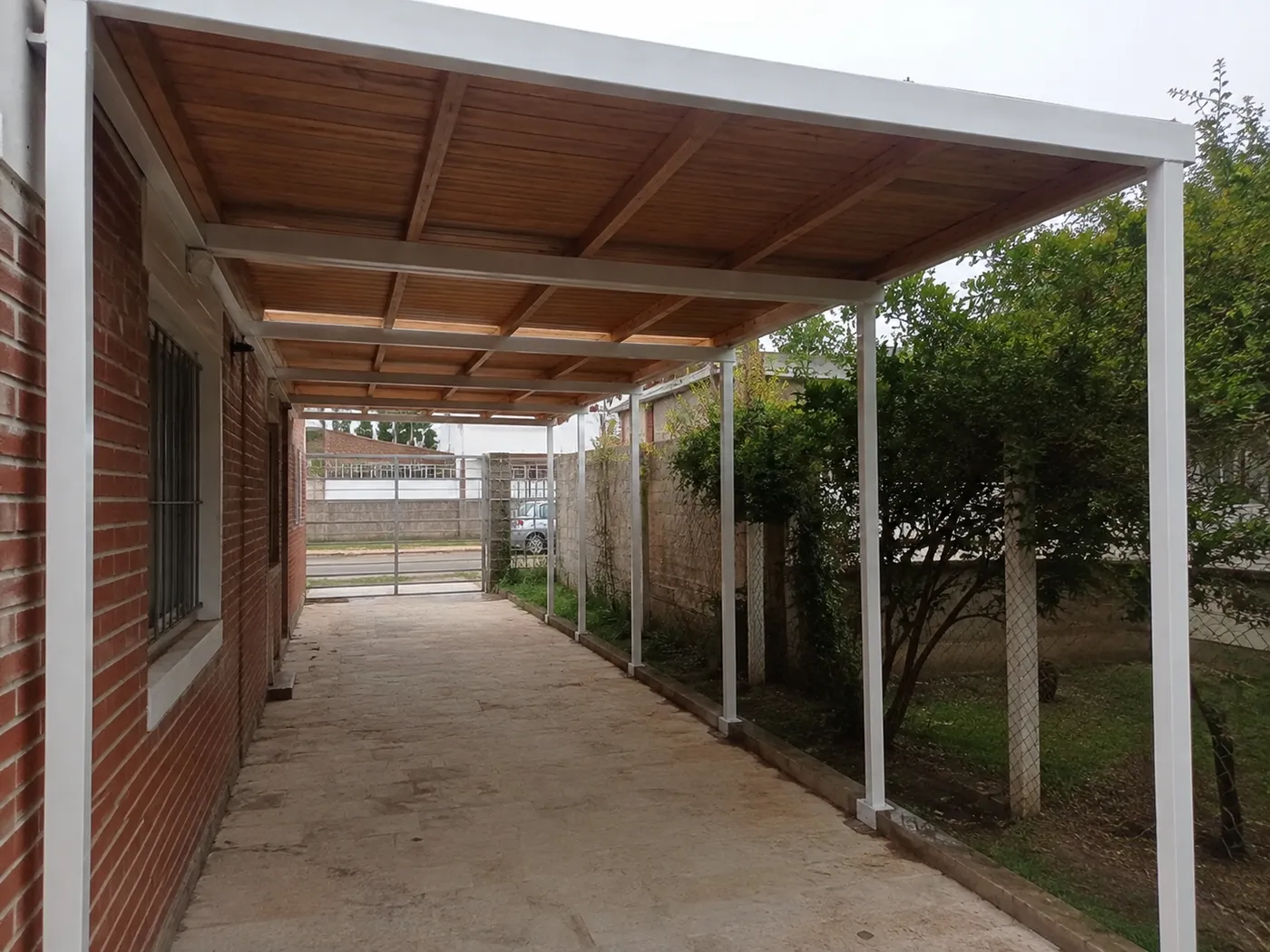 Pérgola con techo de madera — trabajo de metalúrgica en Uruguay