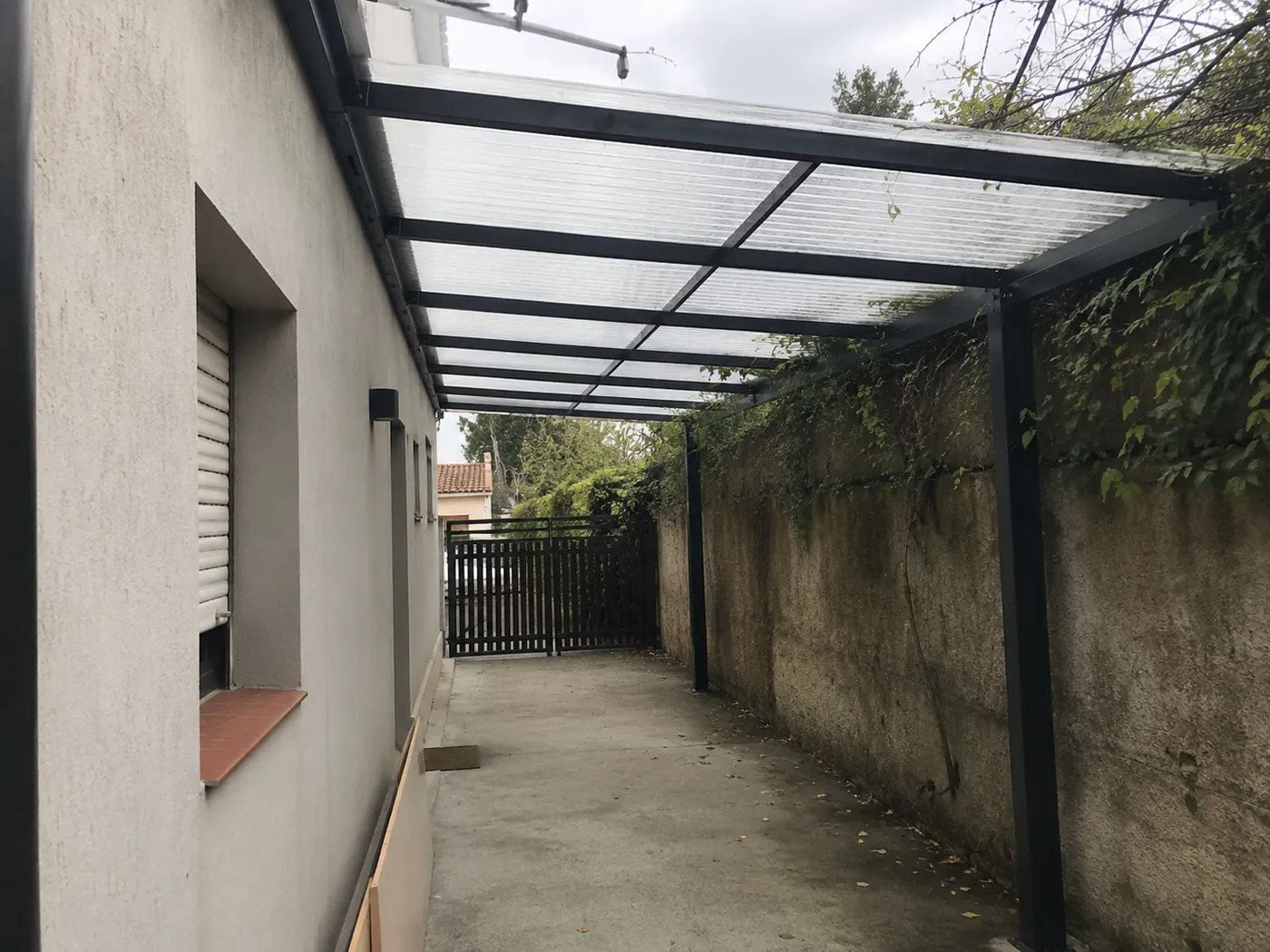 Pérgola con techo de policarbonato — trabajo de metalúrgica en Uruguay