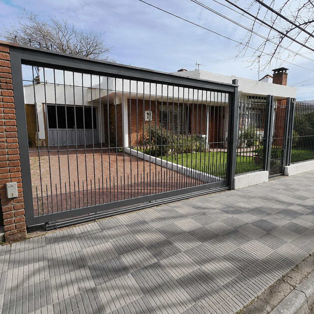 Portón corredizo de hierro — trabajo de metalúrgica en Uruguay